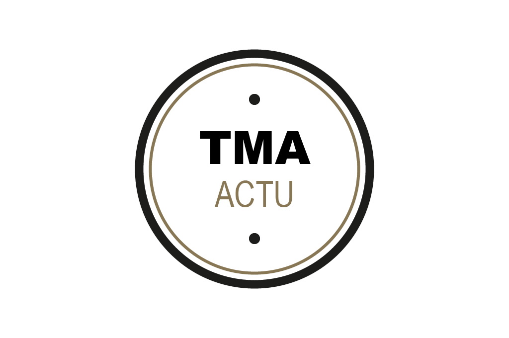 L'image présente un logo composé d'un cercle avec une bordure noire et un fond blanc. À l'intérieur du cercle, il y a les lettres "TMA" en grande taille et en gras, centrées verticalement. Sous "TMA", il y a le mot "ACTU" en majuscules et en taille plus petite. Les lettres et le mot sont alignés et centrés horizontalement dans le cercle. Le design est simple et épuré, utilisant uniquement des couleurs noir et blanc.