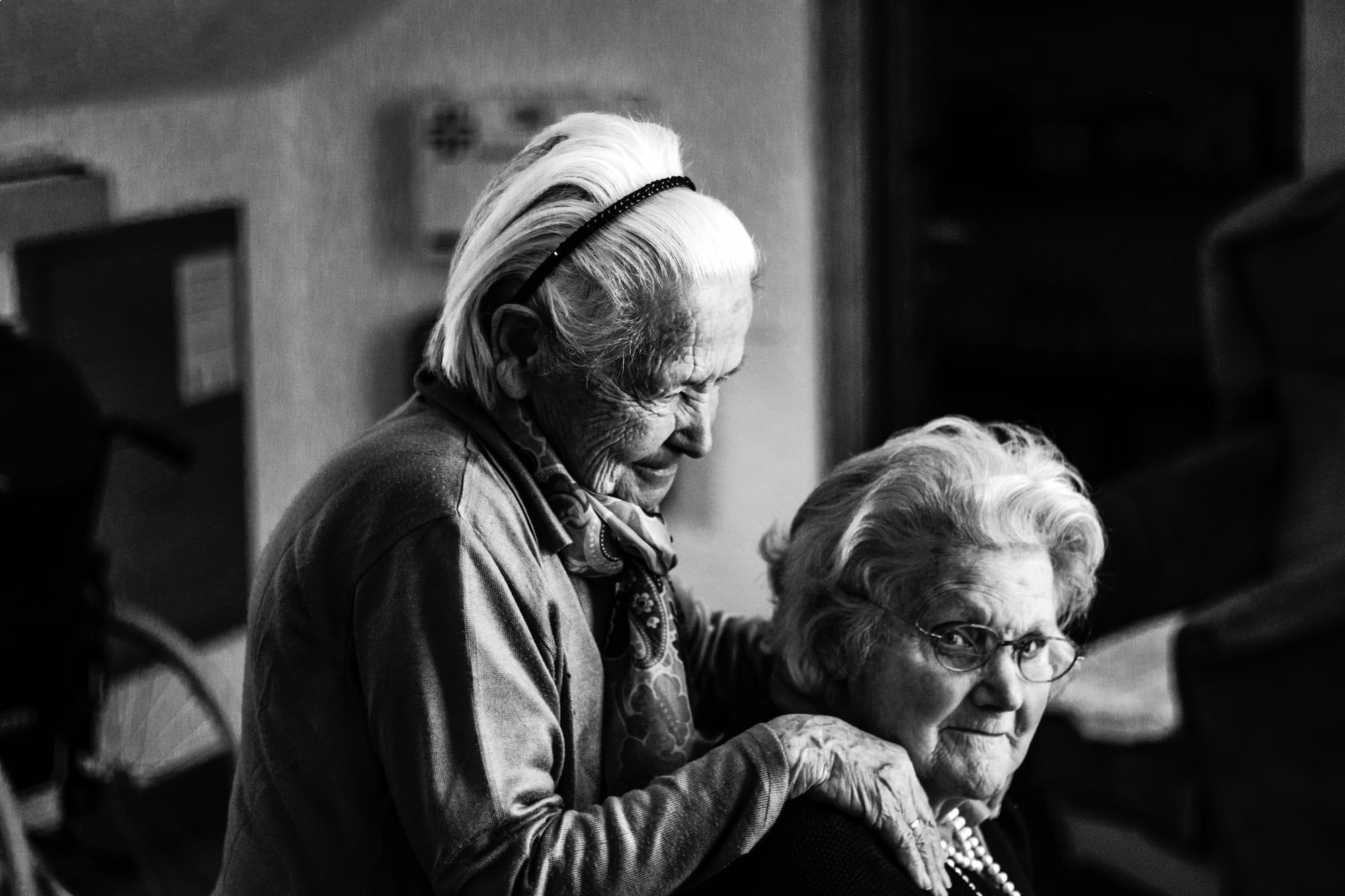 Deux personnes âgées souriantes