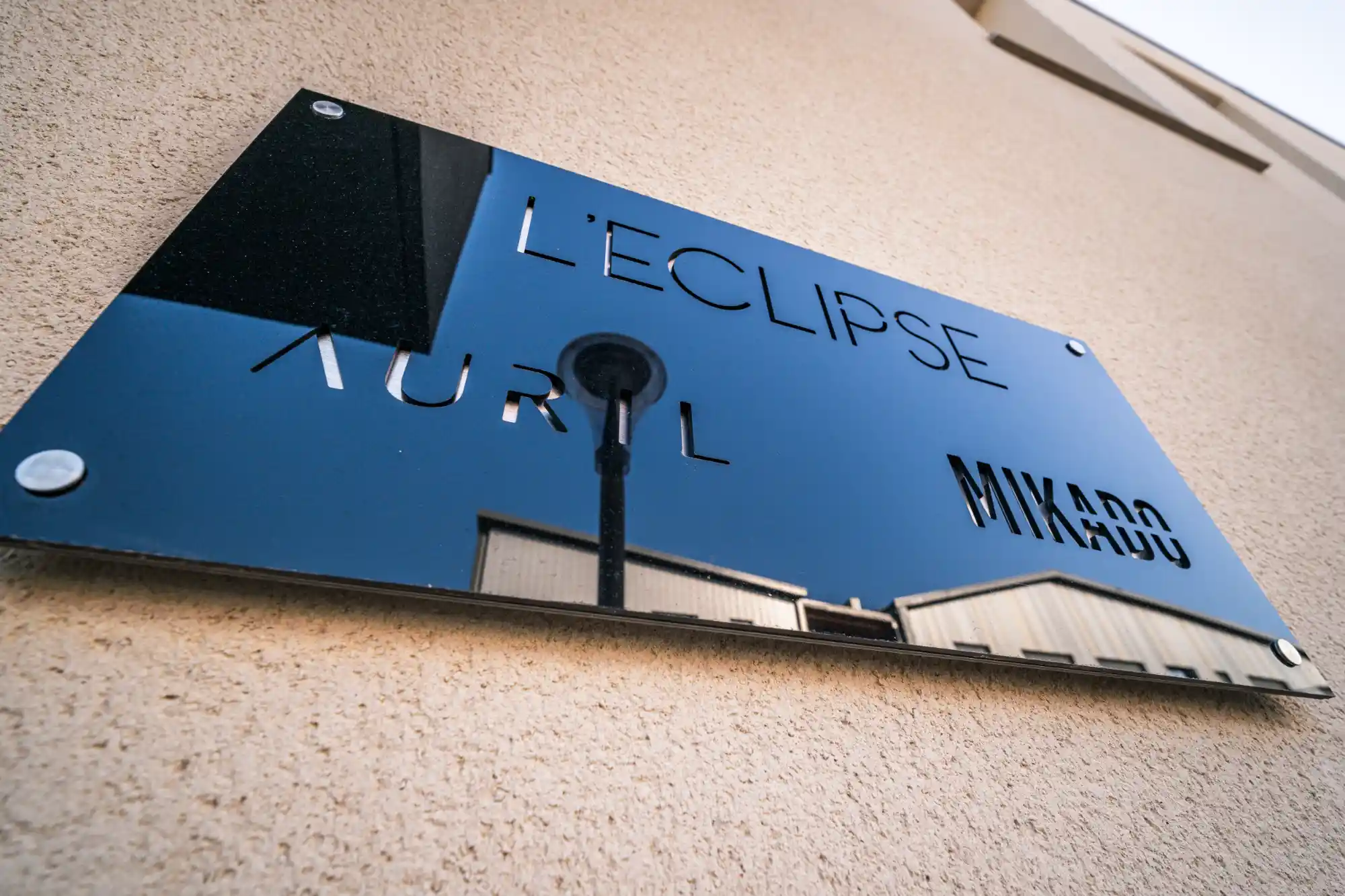 Détails d'une gravure personnalisée pour la plaque de la résidence L'Éclipse