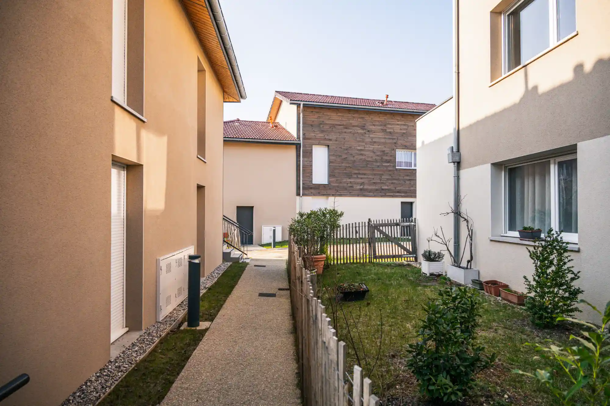 Jardin et cours interne des bâtiments collectifs L'éclipse