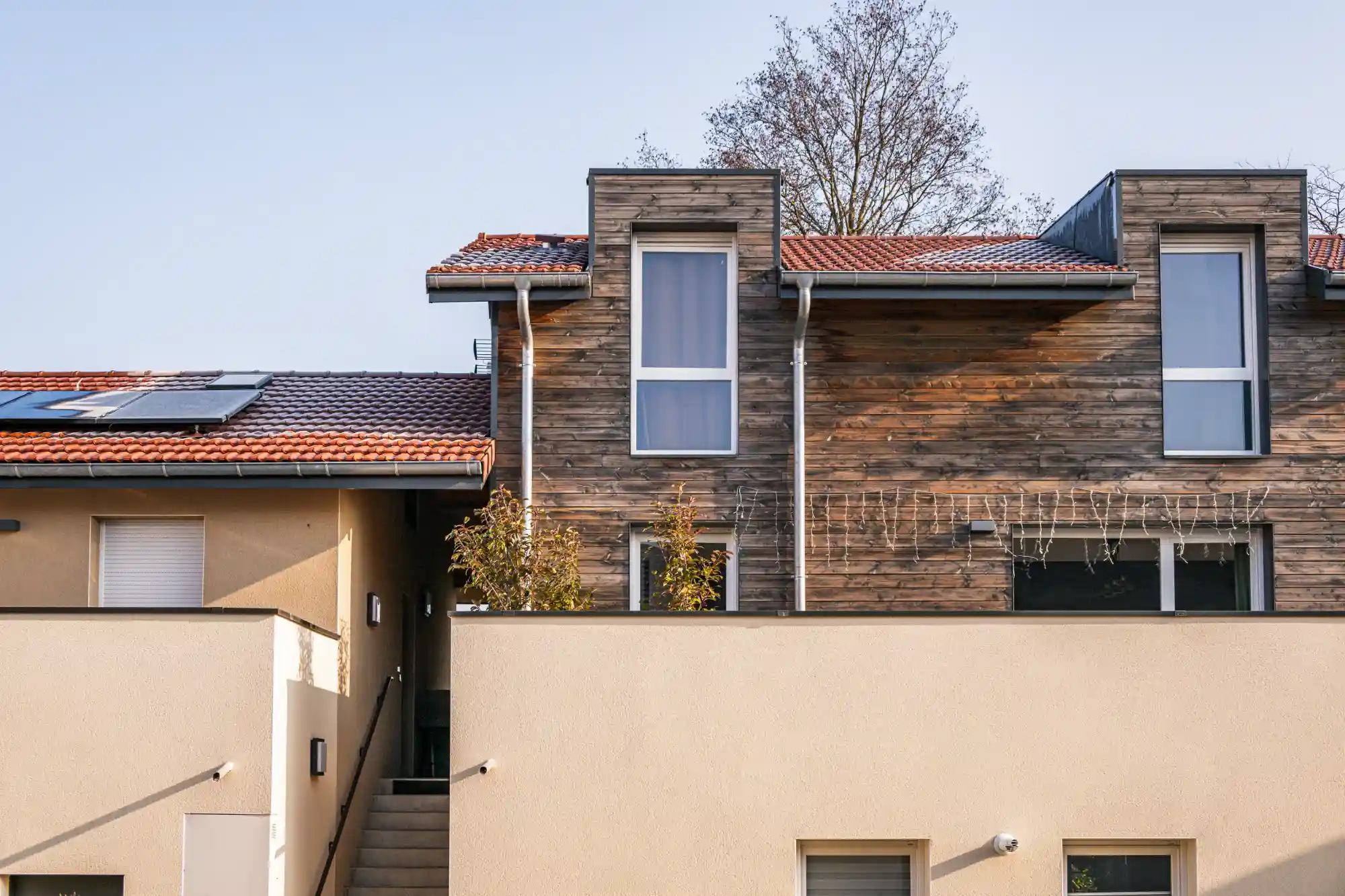 Terrasse d'un bâtiment collectif à Isle d'Abeau