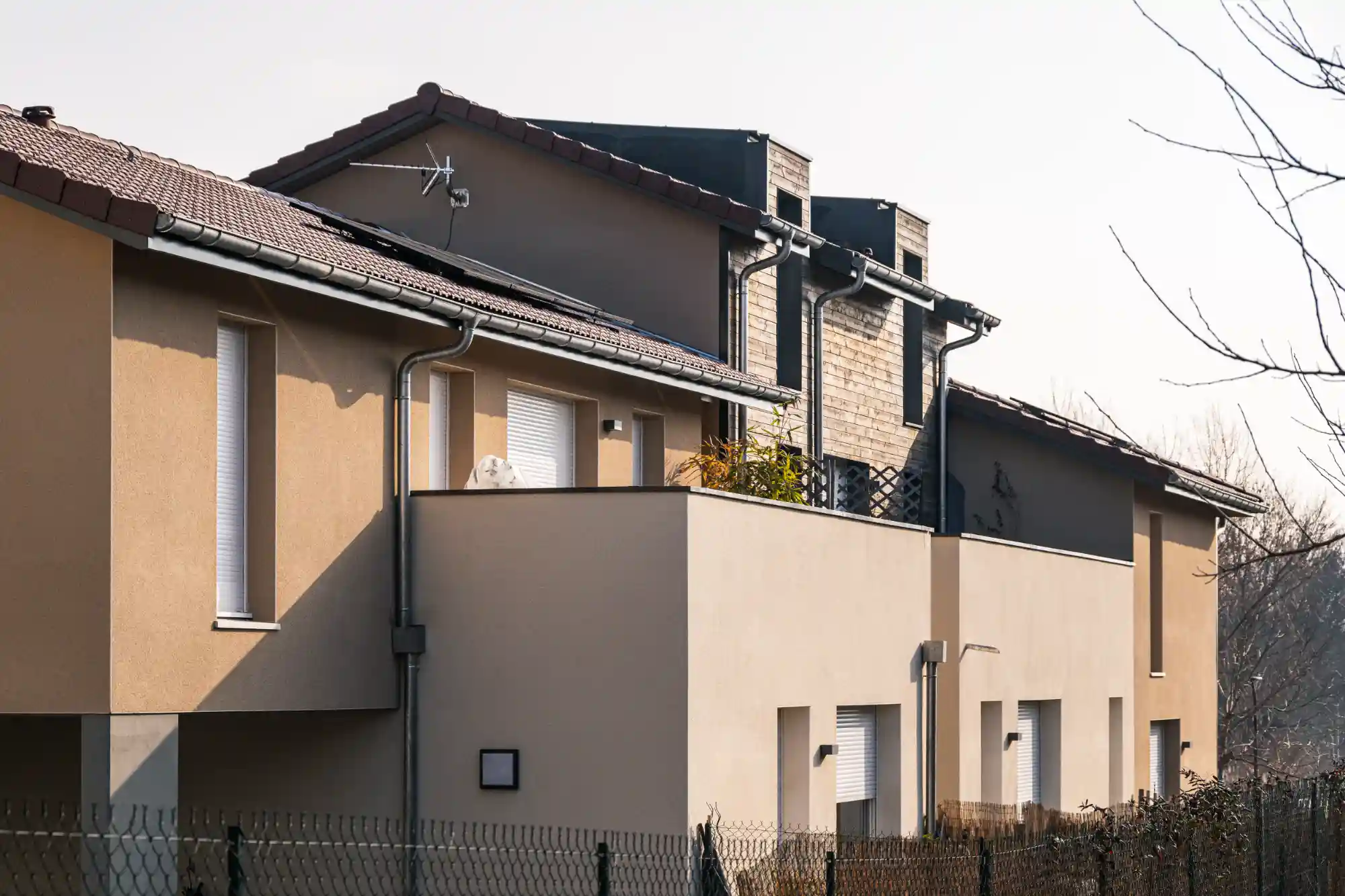 Résidence de logement collectif avec terrasse, toitures à versant